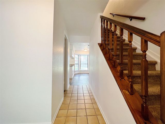 616 Valley Spring Drive, Arlington, TX 76018