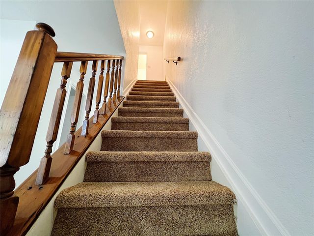 616 Valley Spring Drive, Arlington, TX 76018