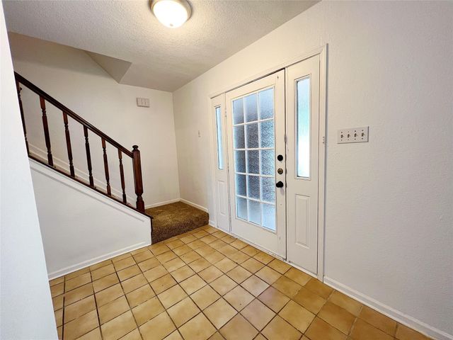 616 Valley Spring Drive, Arlington, TX 76018