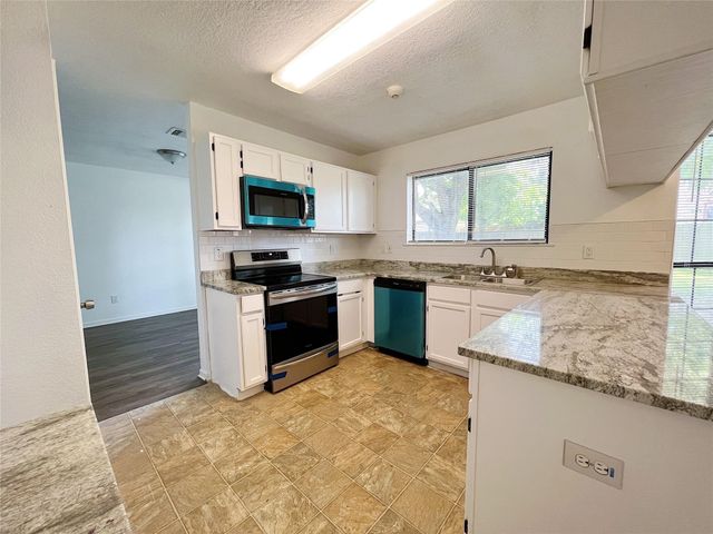 616 Valley Spring Drive, Arlington, TX 76018