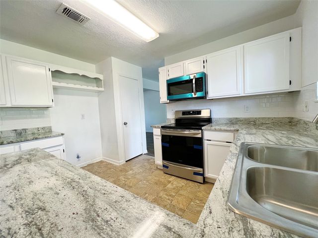 616 Valley Spring Drive, Arlington, TX 76018
