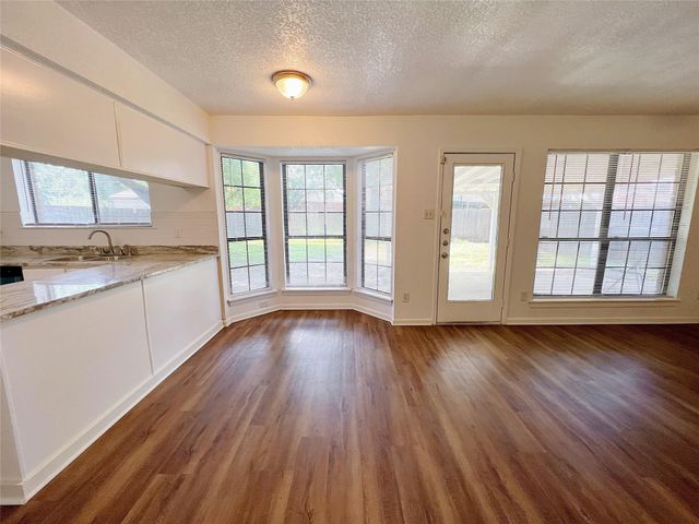 616 Valley Spring Drive, Arlington, TX 76018