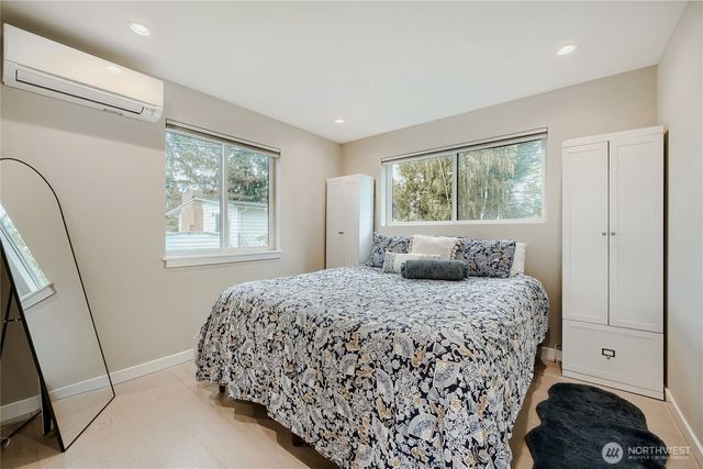 12534 C 5th Avenue NE, Seattle, WA 98125