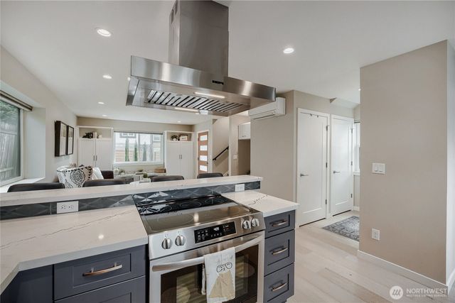 12534 C 5th Avenue NE, Seattle, WA 98125