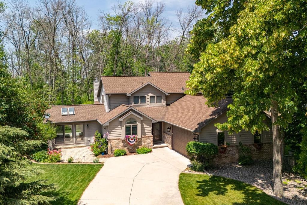 2238 WOODLAWN LANE, Appleton, WI 54914
