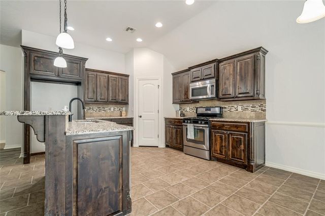 876 Crooked Oak Circle, Guthrie, OK 73044