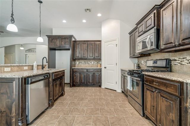 876 Crooked Oak Circle, Guthrie, OK 73044