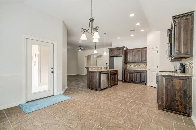 876 Crooked Oak Circle, Guthrie, OK 73044