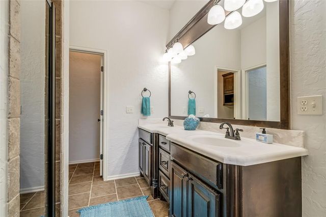 876 Crooked Oak Circle, Guthrie, OK 73044