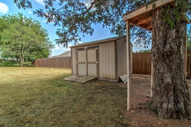 876 Crooked Oak Circle, Guthrie, OK 73044