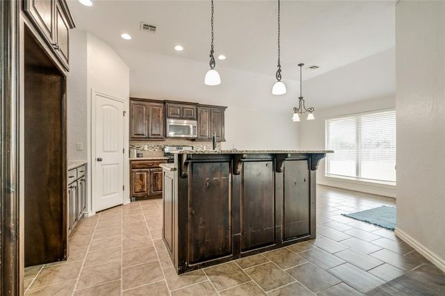 876 Crooked Oak Circle, Guthrie, OK 73044