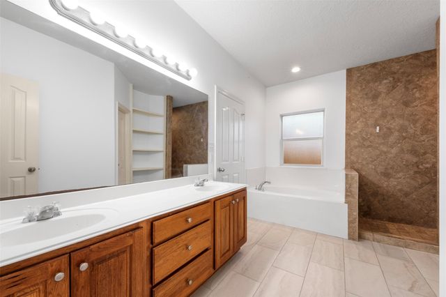 3226 Royal Palm Drive, Mont Belvieu, TX 77523