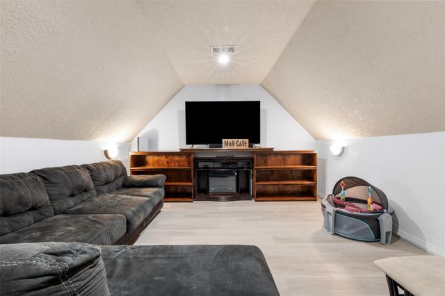 3226 Royal Palm Drive, Mont Belvieu, TX 77523