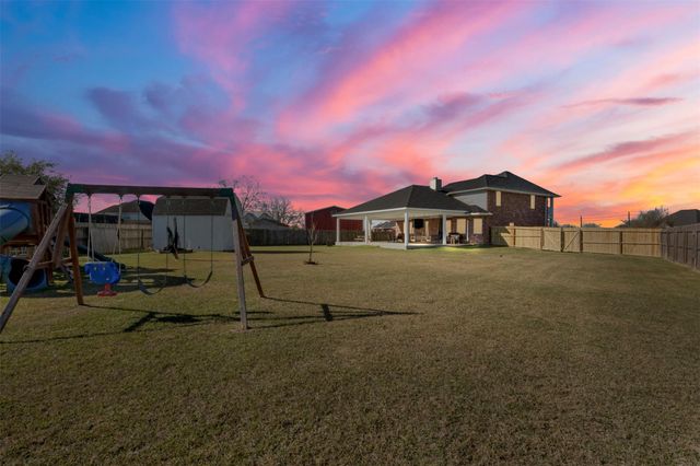 3226 Royal Palm Drive, Mont Belvieu, TX 77523