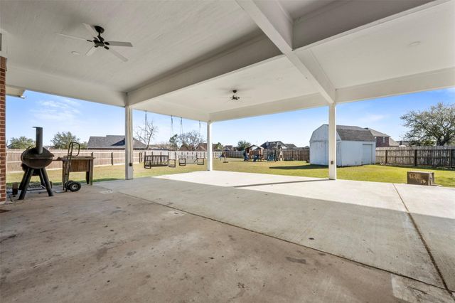 3226 Royal Palm Drive, Mont Belvieu, TX 77523