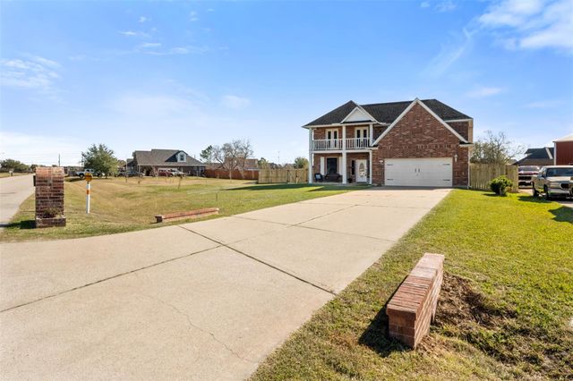 3226 Royal Palm Drive, Mont Belvieu, TX 77523