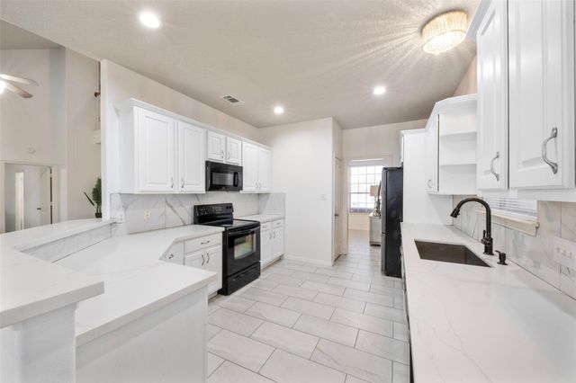 3226 Royal Palm Drive, Mont Belvieu, TX 77523