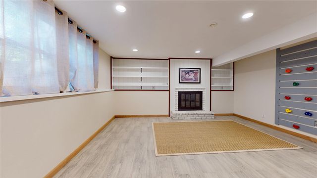 8826 Woodmayr Drive, Norwalk, IA 50211