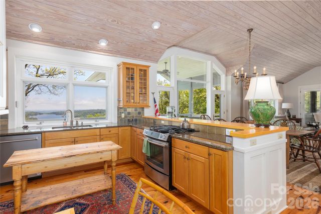 562 Panther Ridge Road, Lake Toxaway, NC 28747