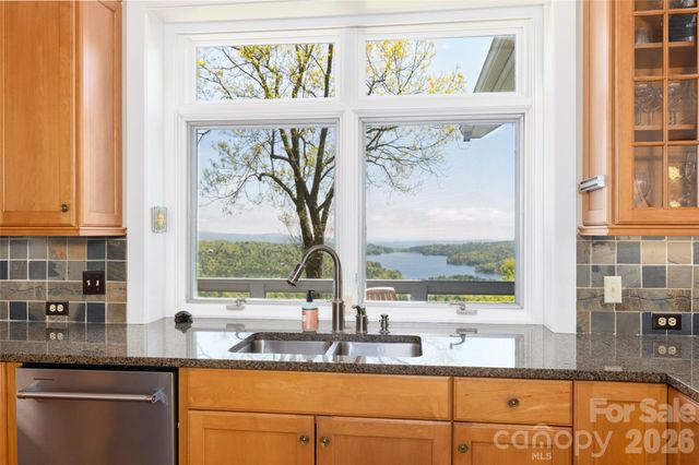 562 Panther Ridge Road, Lake Toxaway, NC 28747