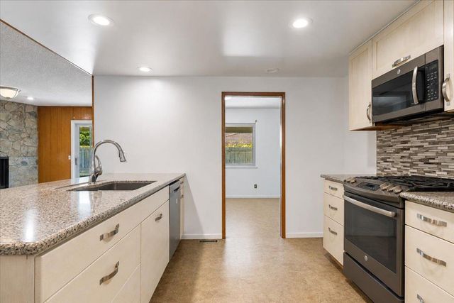 69 Springbrook Cir, Sacramento, CA 95831