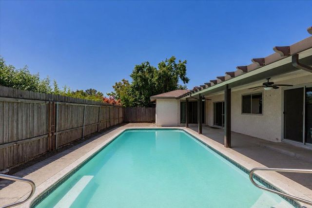 69 Springbrook Cir, Sacramento, CA 95831