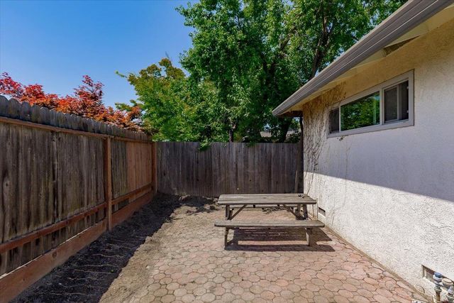 69 Springbrook Cir, Sacramento, CA 95831