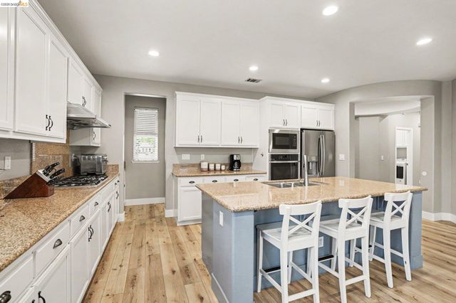 224 Hearthstone Cir, Oakley, CA 94561