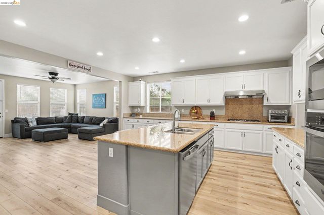 224 Hearthstone Cir, Oakley, CA 94561