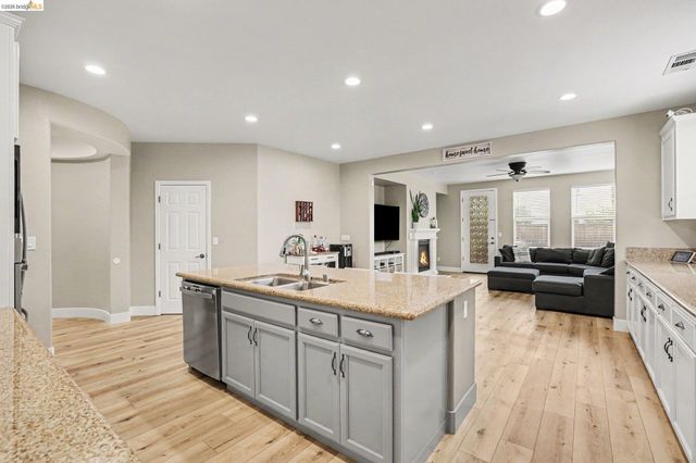 224 Hearthstone Cir, Oakley, CA 94561