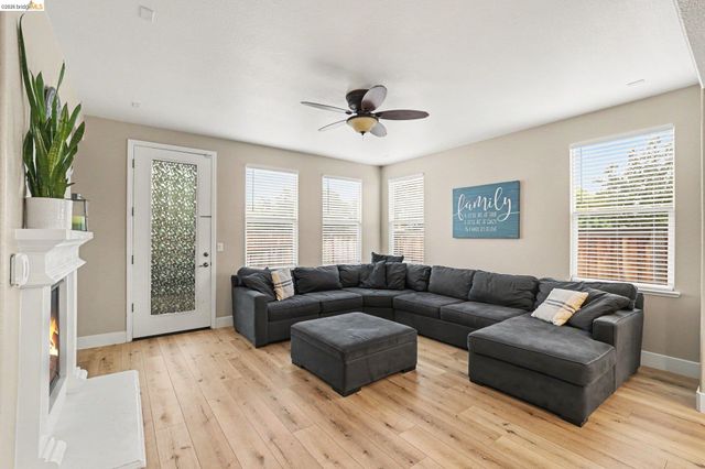 224 Hearthstone Cir, Oakley, CA 94561