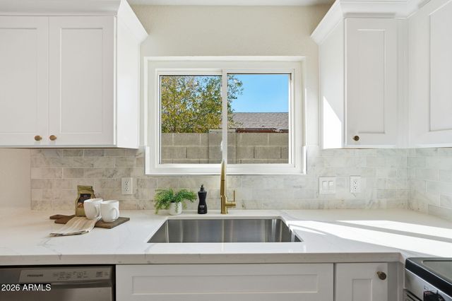 1410 E TOPEKA Drive, Phoenix, AZ 85024