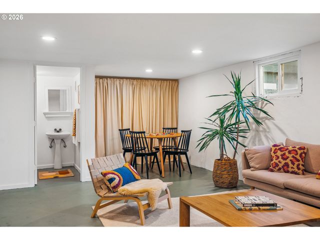 3568 Ne SCHUYLER St, Portland, OR 97212