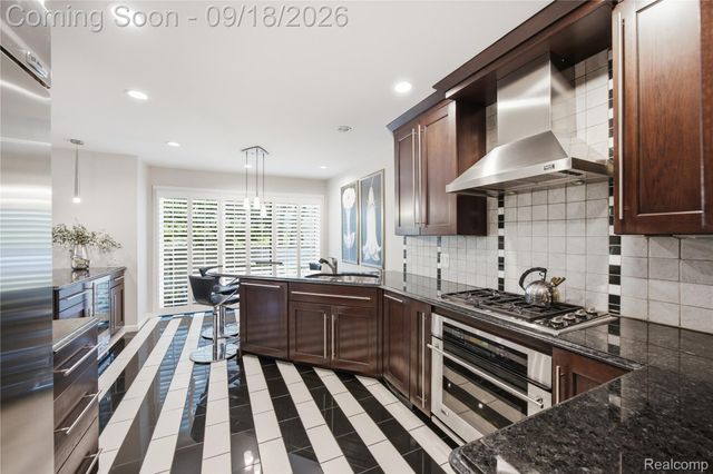 1123 Ivyglen Circle, Bloomfield Hills, MI 48304