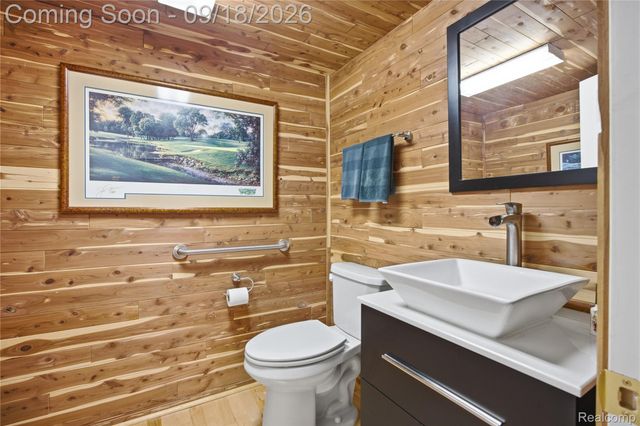 1123 Ivyglen Circle, Bloomfield Hills, MI 48304