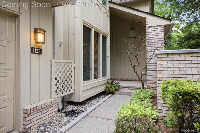 1123 Ivyglen Circle, Bloomfield Hills, MI 48304