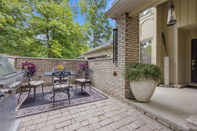 1123 Ivyglen Circle, Bloomfield Hills, MI 48304