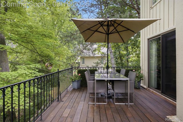 1123 Ivyglen Circle, Bloomfield Hills, MI 48304