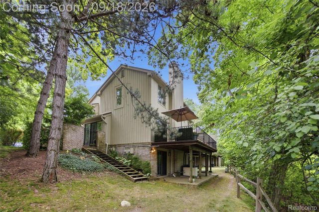 1123 Ivyglen Circle, Bloomfield Hills, MI 48304