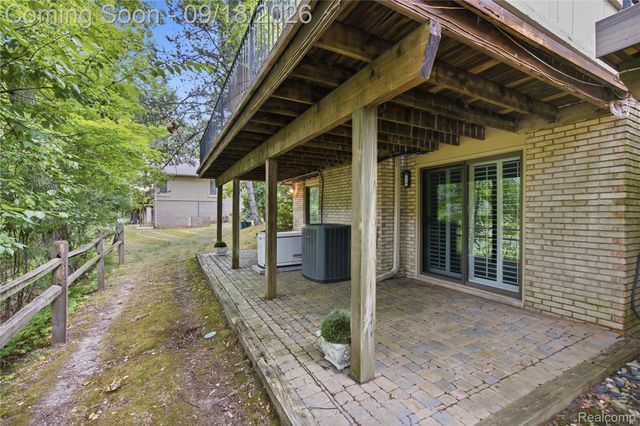 1123 Ivyglen Circle, Bloomfield Hills, MI 48304