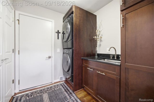 1123 Ivyglen Circle, Bloomfield Hills, MI 48304