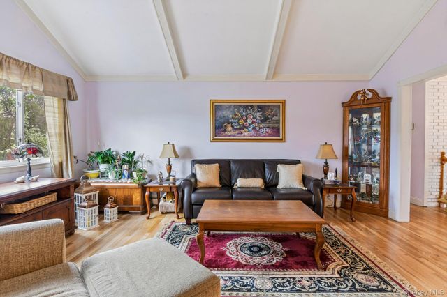 6 Lordly Court, Kings Park, NY 11754