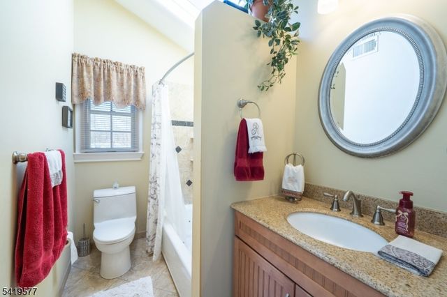 27 Adams Dr, Ogdensburg Boro, NJ 07439