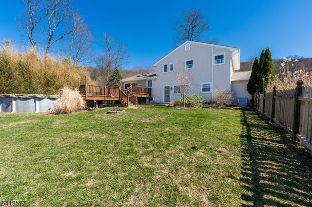 27 Adams Dr, Ogdensburg Boro, NJ 07439