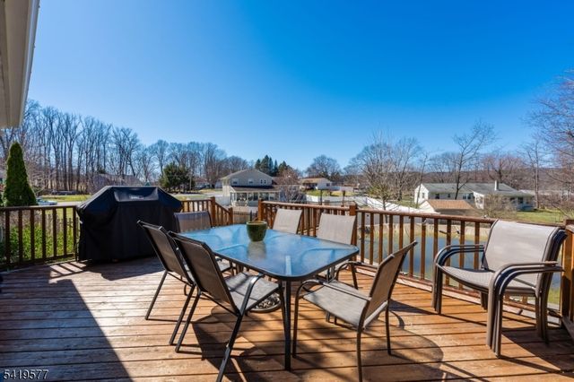 27 Adams Dr, Ogdensburg Boro, NJ 07439