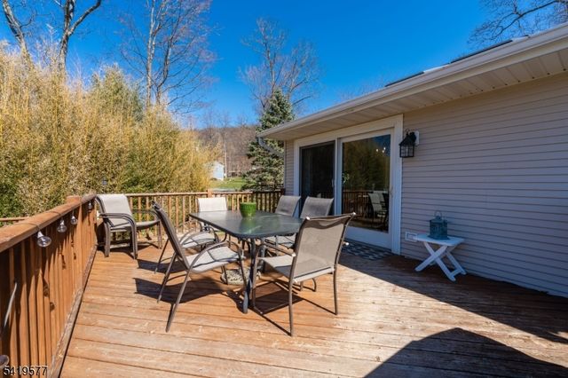 27 Adams Dr, Ogdensburg Boro, NJ 07439