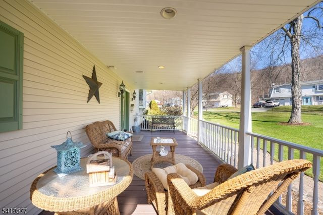 27 Adams Dr, Ogdensburg Boro, NJ 07439