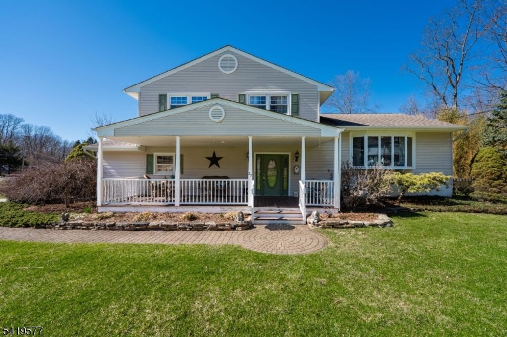 27 Adams Dr, Ogdensburg Boro, NJ 07439