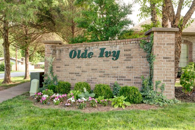 2390 E Cardinal Street, Springfield, MO 65804