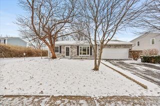 390 S Garden Avenue, Roselle, IL 60172